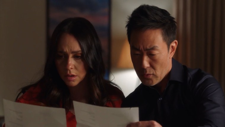 Photo d'un épisode de 9-1-1 où Maddie et Chimney sont surpris par ce qu'ils lisent.